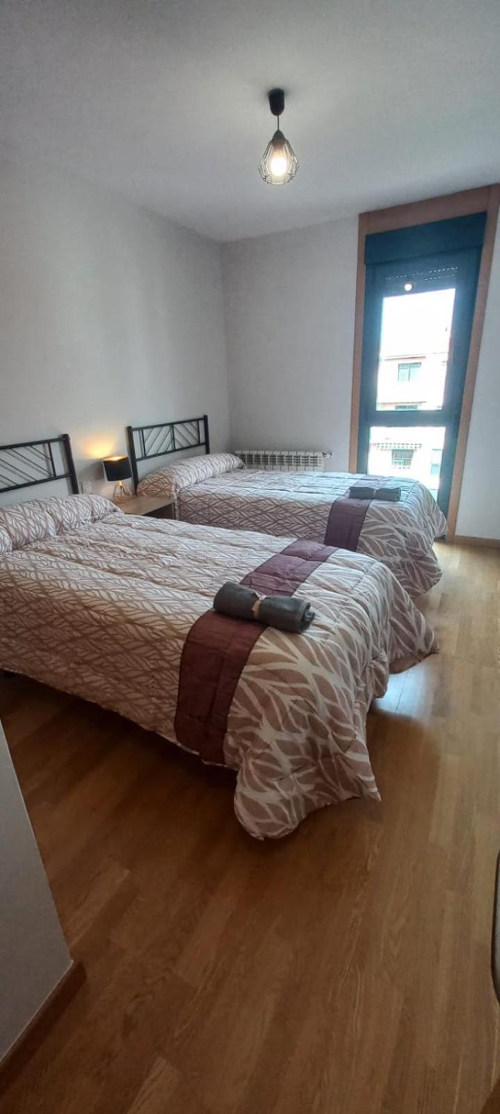 Con 2 Dormitorios, Garaje Y Terraza Junto A Appartement