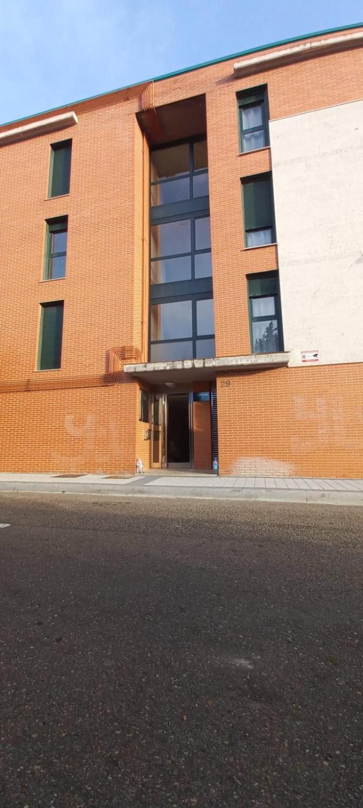 Con 2 Dormitorios, Garaje Y Terraza Junto A Apartamento