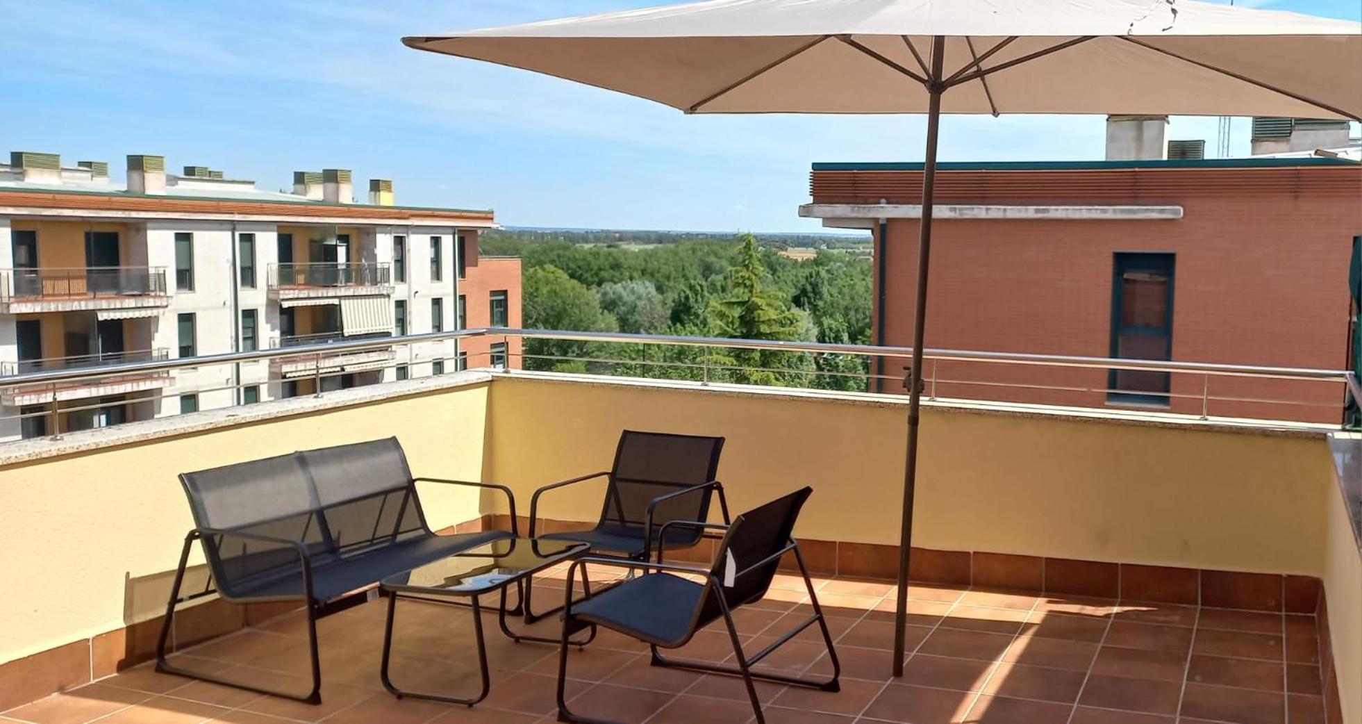 Apartamento Con 2 Dormitorios, Garaje Y Terraza Junto A